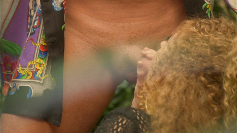 CBD Media: Istri semok rambut merah dengan rambut keriting dan kaki jenjang...