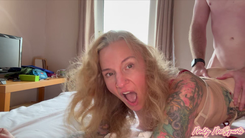 Molly McSquirts: Si Brit panas membuatkan MILF memancut mani semasa bercuti!