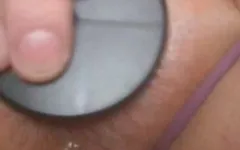 Hast du jemals gesehen, dass eine jungs-muschi lippen hat, um tanga zu schlucken?