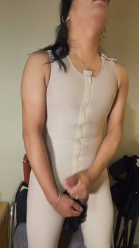 跨性别女孩手术后穿着米色束腹，手淫直到高潮