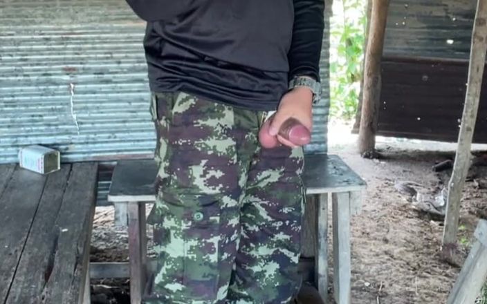 Hiroshi_cr: O femeie thailandeză solidă excitată se masturbează și ejaculează la serviciu