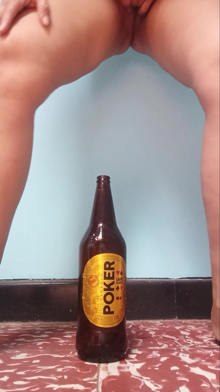 Lobicam: Me masturbo con una botella grande