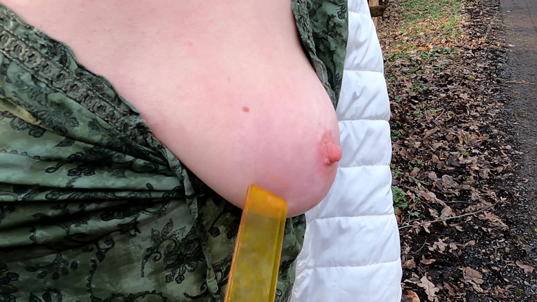 Bouncy Tits Action: choot thappar maarne vaali mit dem Lineal Im Wald