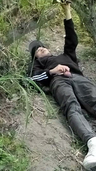 Милий гей-твінк дрочить свій член, протягнув через його муху, поки на відкритому повітрі, є Джон Артен