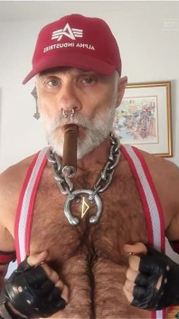 Padrasto acendendo seu gar