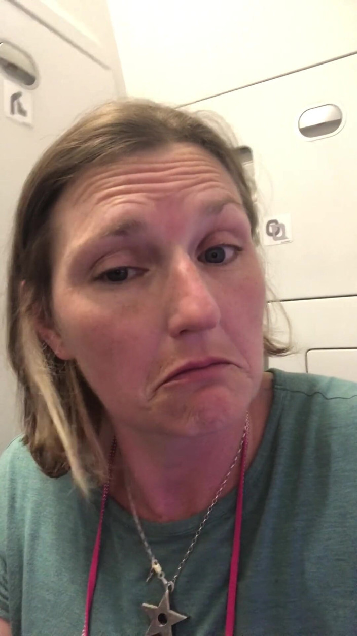 MistressWriggler: Enorme Piscio in Aereo Dopo Averlo Tenuto per Quattro Ore!