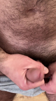 Il divertente Earl ci fa ridere mentre si masturba nei suoi slip e mostra il suo corpo peloso che si spoglia