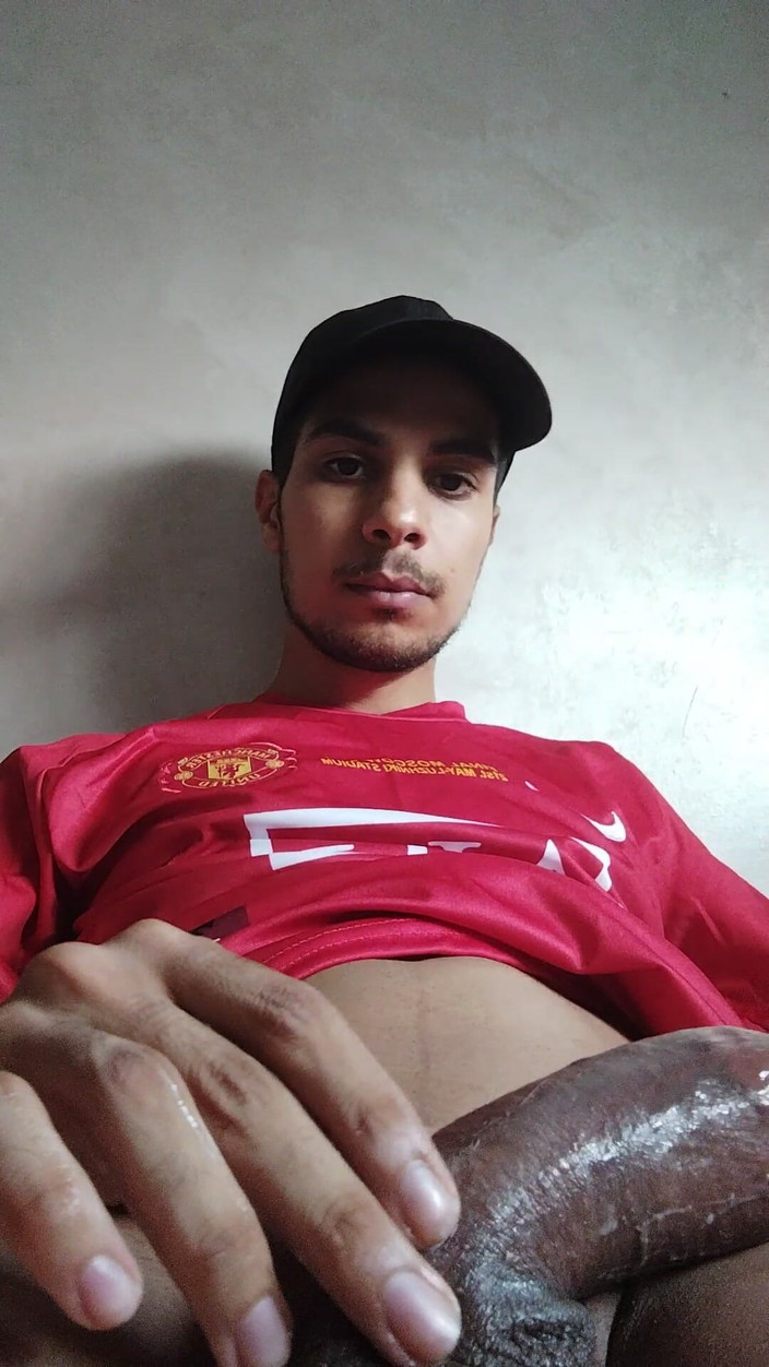 Zaid: 想像上のペニスを持つハンサムなサウジアラビアの男性のオナニー