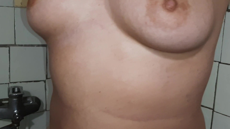 Lesbian-illusion: 私は彼女の口におしっこをし、それから彼女は私のマンコ、乳首、脇の下を舐めました - レズビアン錯覚