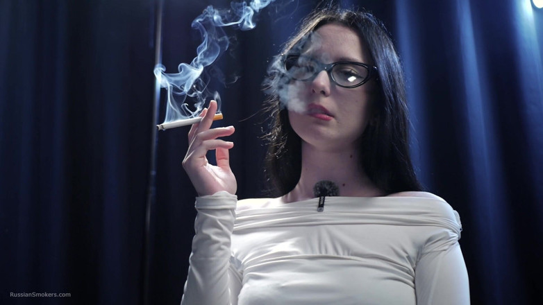 Russian Smokers: Kouření svádění - zajímavá dáma v bílém. 2 Reds v řadě