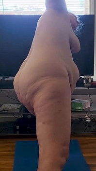 Hete milf doet naakte yoga om je af te trekken!