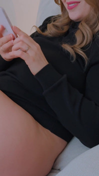 이웃에게 문자를 보낸 핫한 밀프. 음란한 텍스트는 오르가즘으로 이어진다.