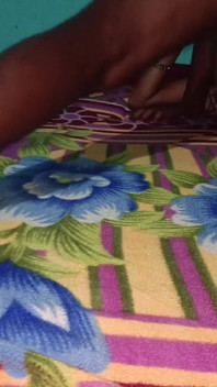 Une belle soubrette desi indienne baise son jeune demi-frère au village Forrest