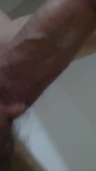Meu pau monstro grande e gordo pela primeira vez na tela, curioso como ele vai ficar na cam