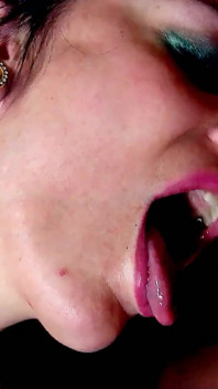 Sexy la ragazza tatuata Lamia con bondage fetish e sesso selvaggio