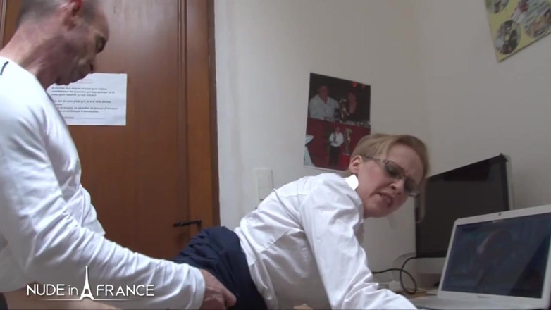 Nude in France: Primo giorno di lavoro la nostra nuova segretaria viene analizzata...