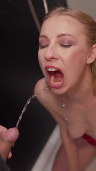 Gadis bertato ggg john thompson lagi asik minum kencing dan telan sperma