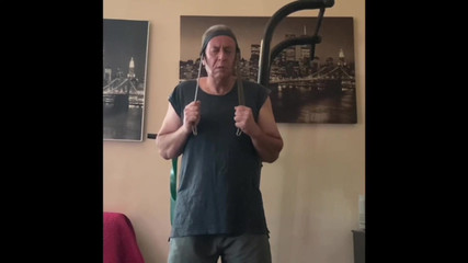 Alex Igogo: Cvičí a masturbuje