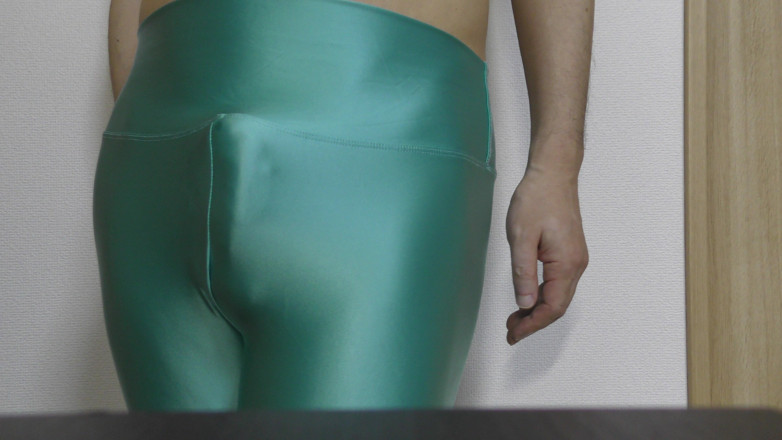 LovePantyBoy: हल्के हरे स्पैन्डेक्स लेगिंग के साथ हस्तमैथुन