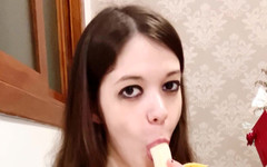 Dolls Cult: Zašpiní se banánem ...