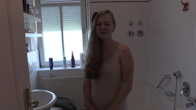 Casting66: Julia Pissing