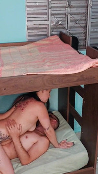 दो बिस्तर, एक रहस्य और समय पर किसी ने ध्यान नहीं दिया