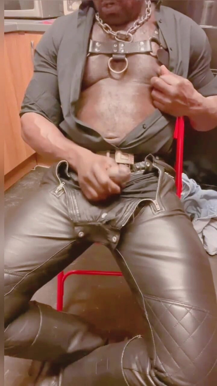 Black mature kinky muscle: 가죽 근육 새아빠 솔로 플레이