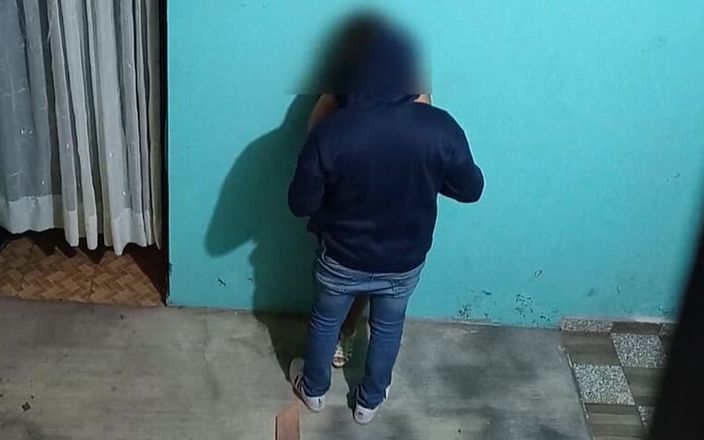 Katerine: Sorprendí a mi hermanastra con el vecino mientras está lejos