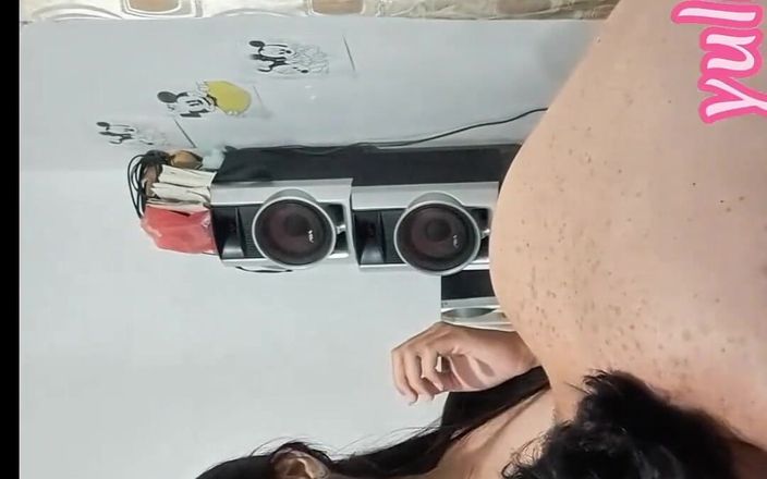 Yulieth Gomez: Meu meio-irmão me espiona enquanto eu tomo banho, eu fico...