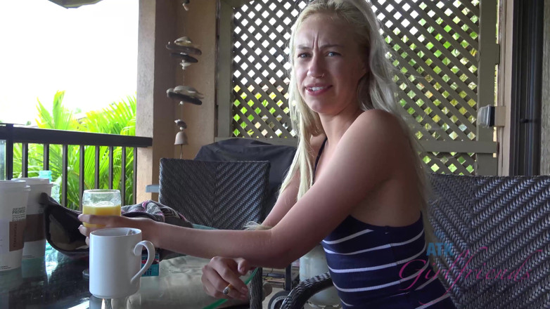 ATK Fans (Girlfriends): Virtuele vakantie op Hawaï met jonge en zo hete Layra...
