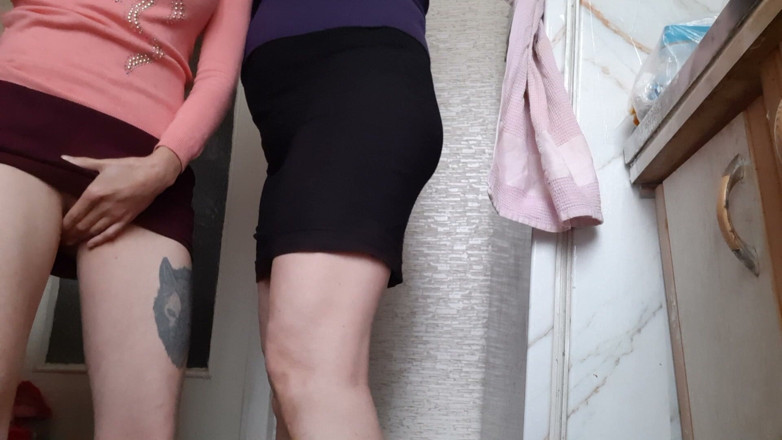 Lesbian-illusion: Ho sorpreso la mia coinquilina a masturbarsi e mi sono...