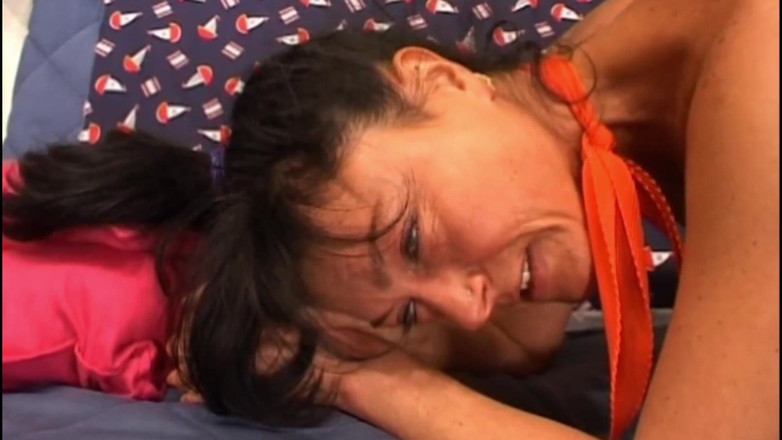 My real dirty life: 2 名女同性恋者在酒吧见面，然后回家用手操她们的阴户