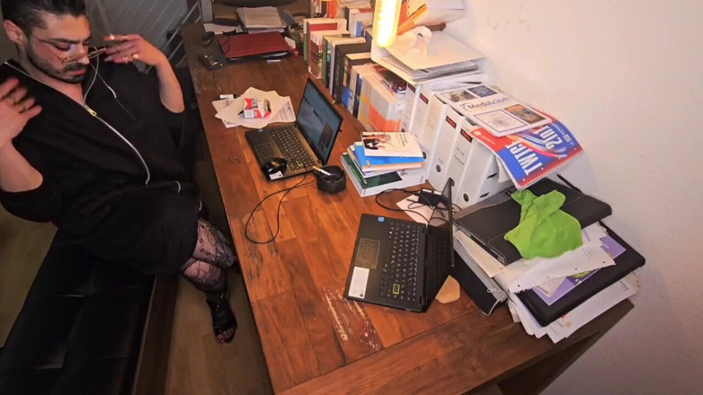 Blackfemboygerman: Femboy est excitée au bureau