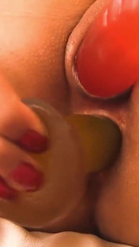 Vidéo maison, je joue avec des godes dans la chatte et l’anus de ma copine latina