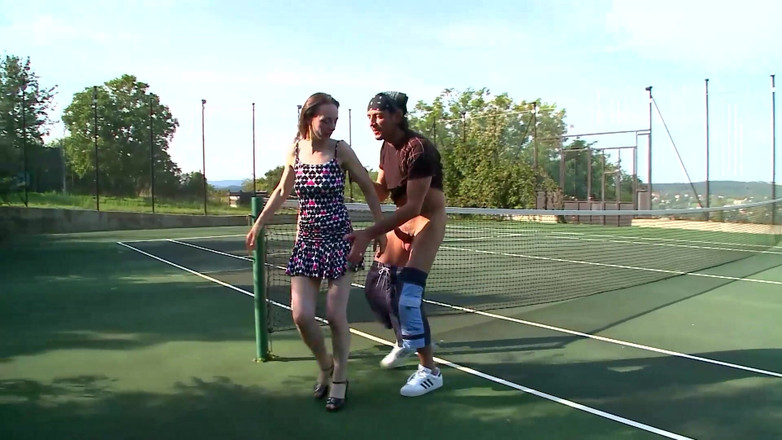MMV and Eroticplanet Clips: Une bombasse suceuse de bites s’agenouille, s’enfile une gorge profonde...