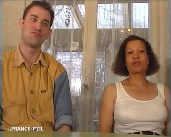 La France a Poil: สลัตขนดกวัยผู้ใหญ่โดนเย็ดตูดและกระแทกหมัดใน threesome