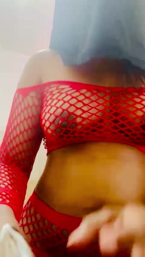 Sweetysingle: Srilankaanse sexy stiefmoeder in rood uniform in de wasruimte van...
