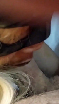 Une femme excitée trait deux bites