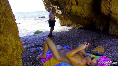 La coppia nuota insieme - matura seduce anche il fidanzato del suo amico