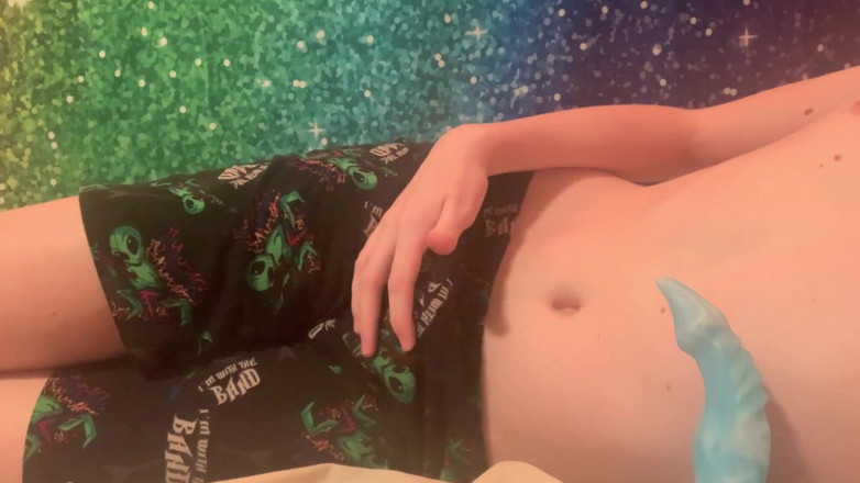 Brashen: 年轻的twwink用假阳具操他的男孩小穴