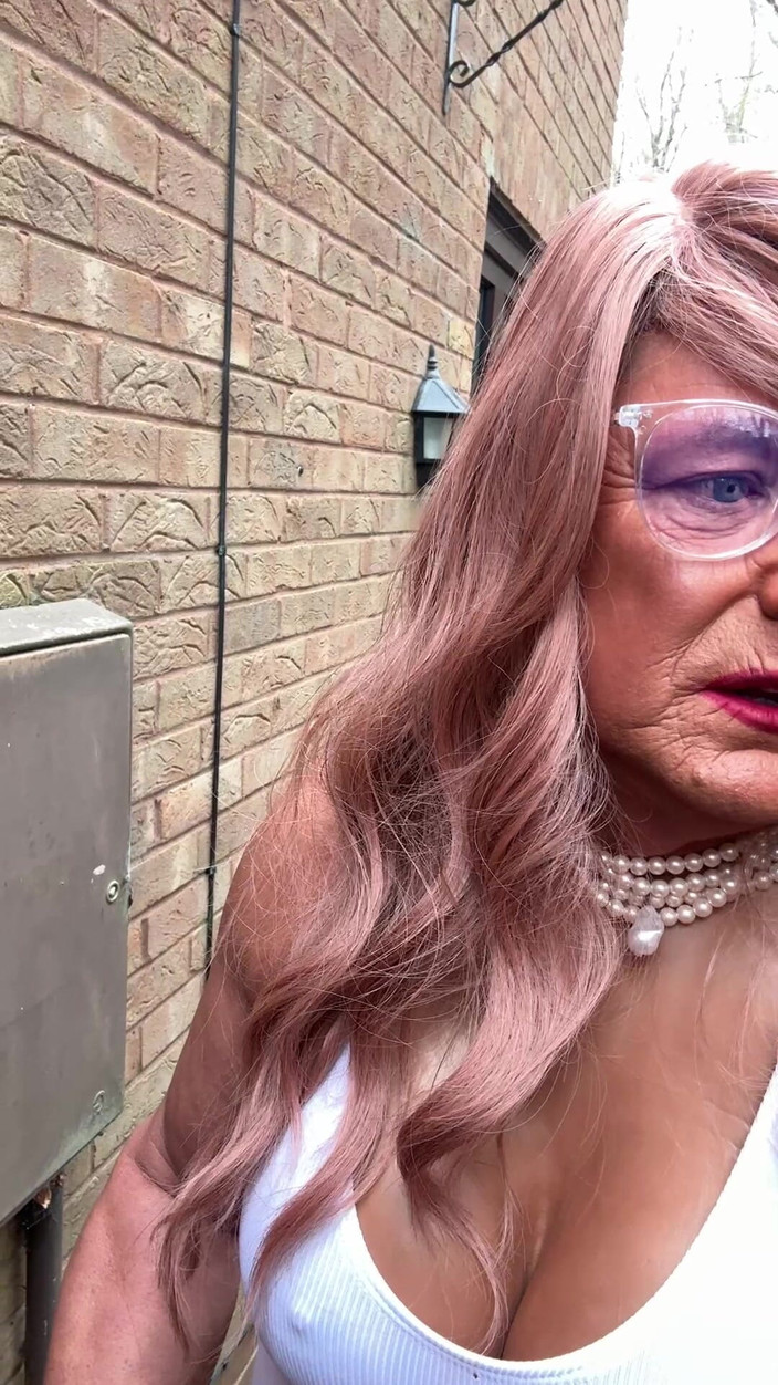 Kellycd2022: Seksowny Crossdresser Kellycd2022 w białym stroju kąpielowym i szpilkach
