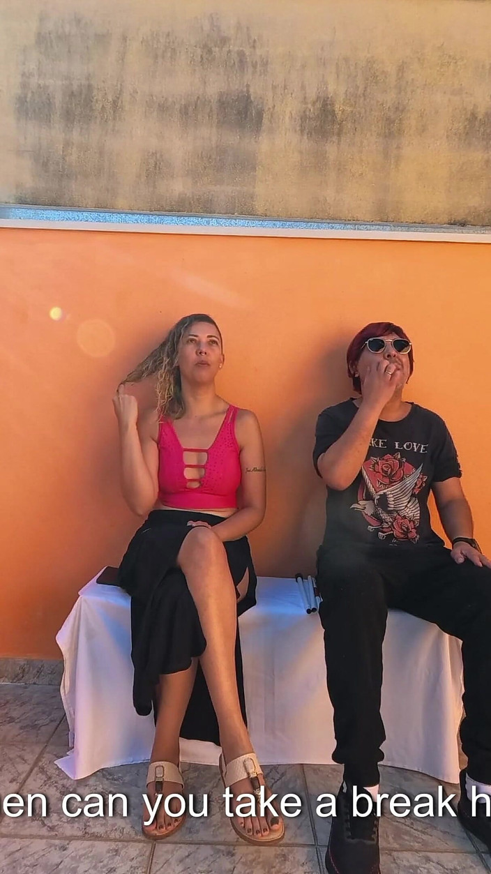 Gabi SweetCouplesStories: Blind Man ma szczęśliwy dzień siedząc w miejscu publicznym.