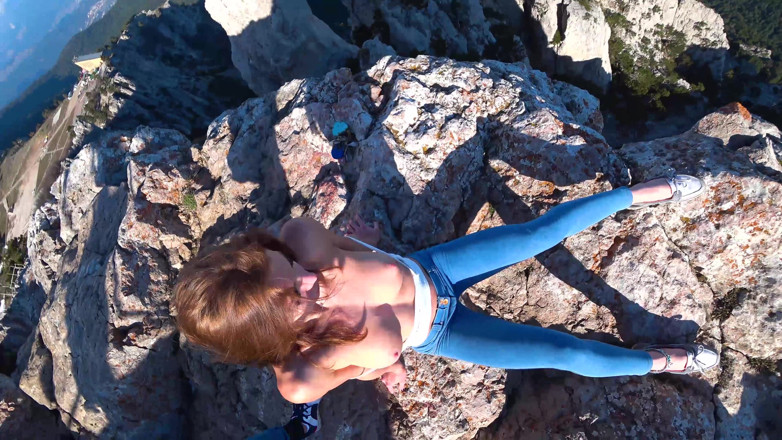 Mia Bandini: Risky fuck on a cliff