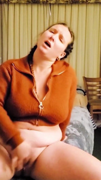 Llevé los suéteres de fútbol de mi compañera de cuarto lesbiana de 52 años follando dentro de ellos y luego dejé el video en su cama queriendo sexo