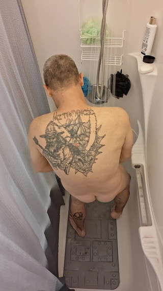 DubeSnackes: Dubesnackes, menunjukkan masa dan bersabun dan menggesel badan seksinya.