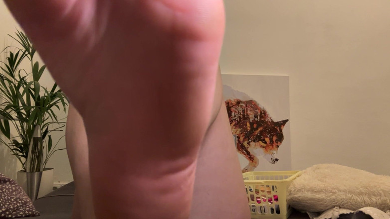 Miley Grey: Dívka v červeném oblečení ukazuje tělo a chodidla