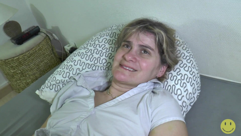 French Amateur Porn: Une fille de 40 ans se fait fister par un étalon noir
