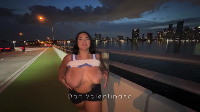 Dani Valentina: Öffentliche Wahrheit oder Pflicht mit Jadynn Stone