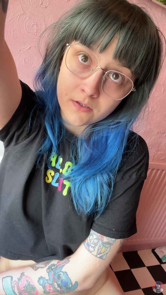 Alice Bean: Alice Peeing