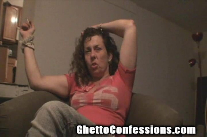 Ghetto Confessions: Pelacur nakal ini lagi asik nyepong kontol pria tua sampai...